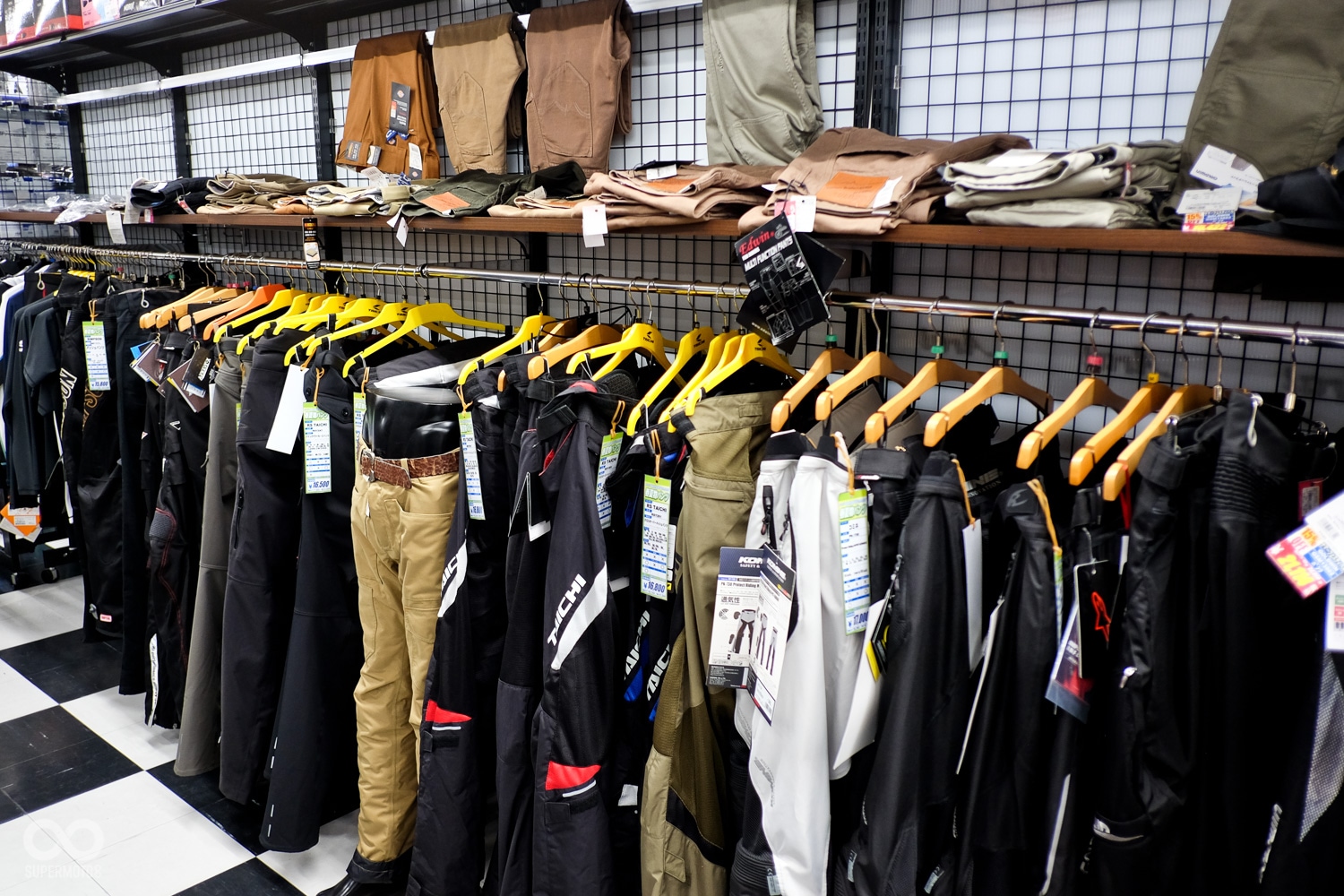 休閒風格的護具褲,這裡的一般價格大約落在4,000-6,000台幣左右