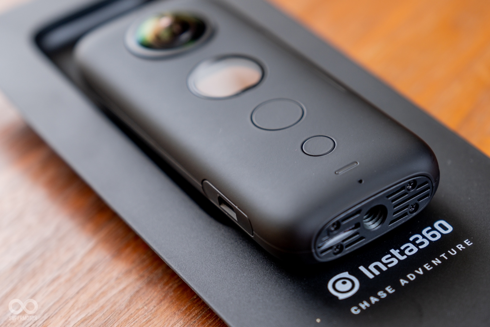 機身配置相當簡單,一旁有電池插槽、充電孔位;底部有腳架孔以及記憶卡槽