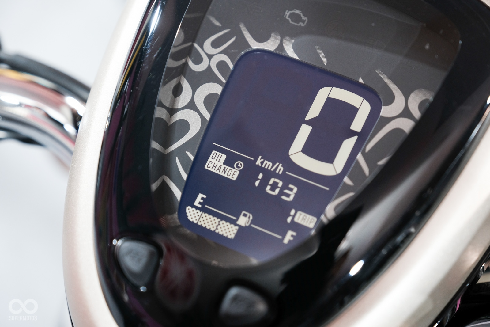 New CUXI的儀表除了基本的時速功能之外,更有提供電壓表以及機油更換提醒