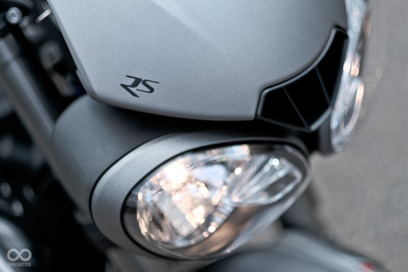Triumph Street Triple 765RS，車頭小風鏡以及油箱下方皆有RS字樣