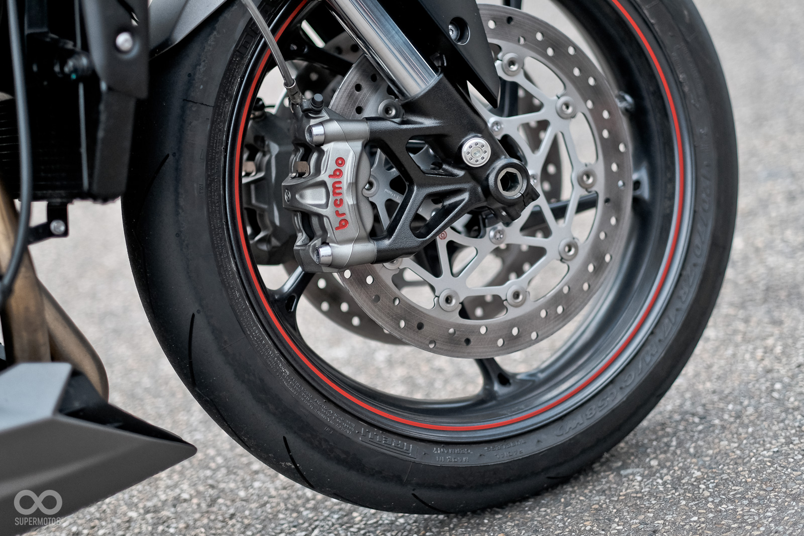 RS版本前煞車系統採用Brembo M50卡鉗