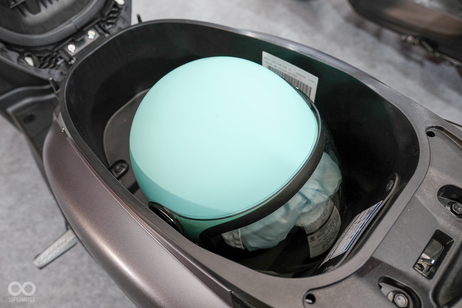 21.5公升的車廂空間放入一頂3/4安全帽綽綽有餘