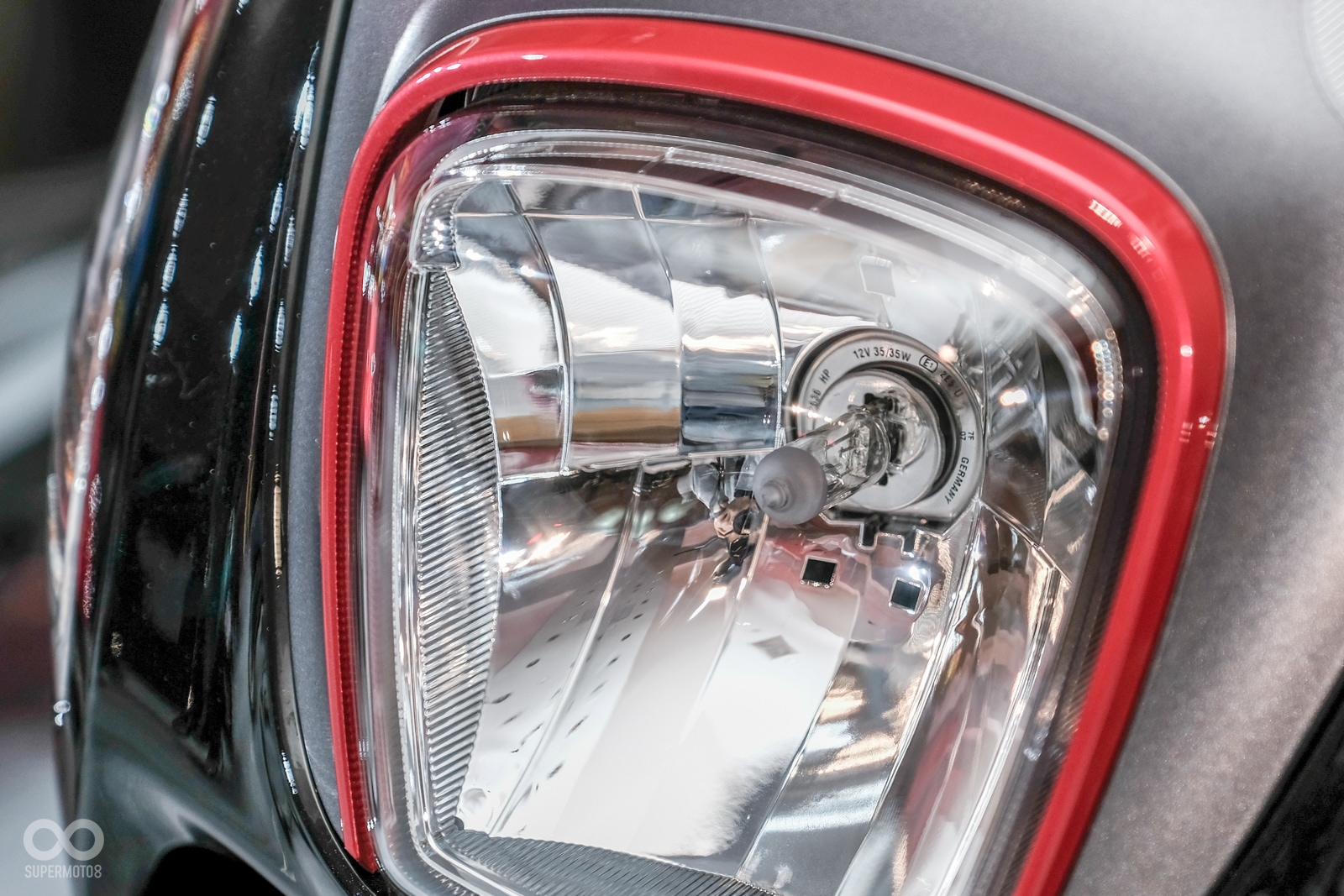 頭燈依舊維持傳統燈泡,與LED日行燈搭配