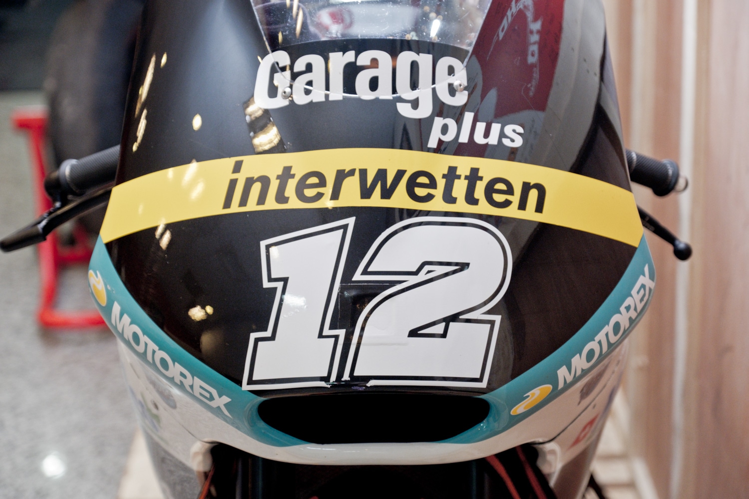 正面車頭上可以看到一個小洞貼起來，正是比賽時裝上攝影機的位置