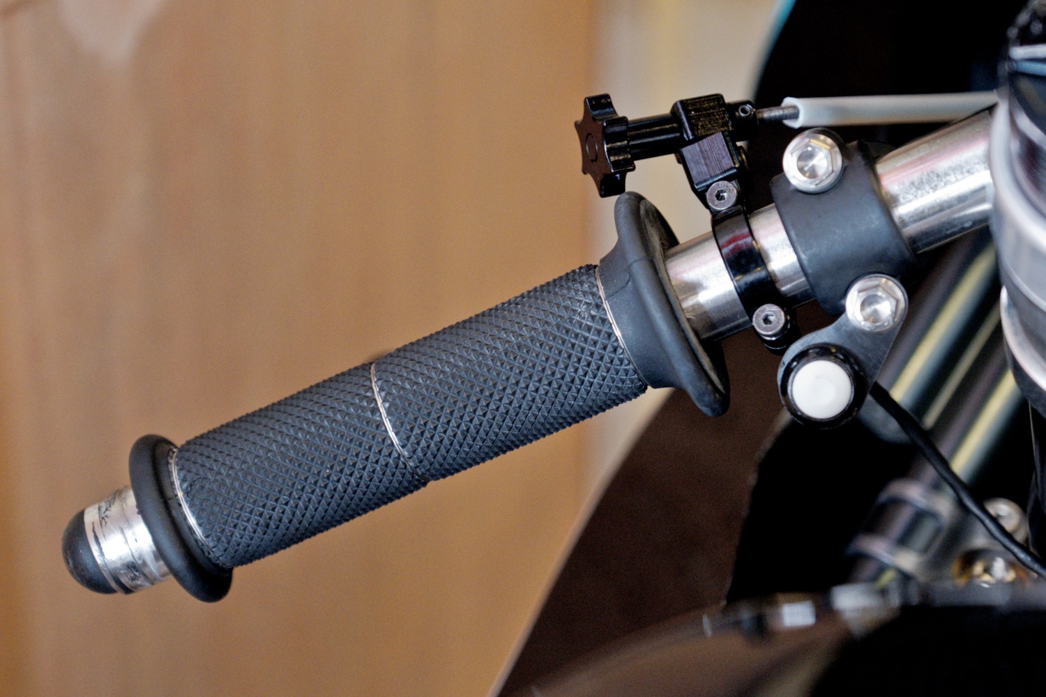 唯一的按鍵就在左把手上的限速鍵，方便車輛在PIT區符合限速