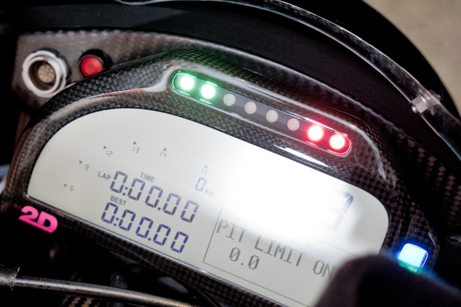 儀表也相當簡單，僅有轉速、檔位以及單圈速度顯示