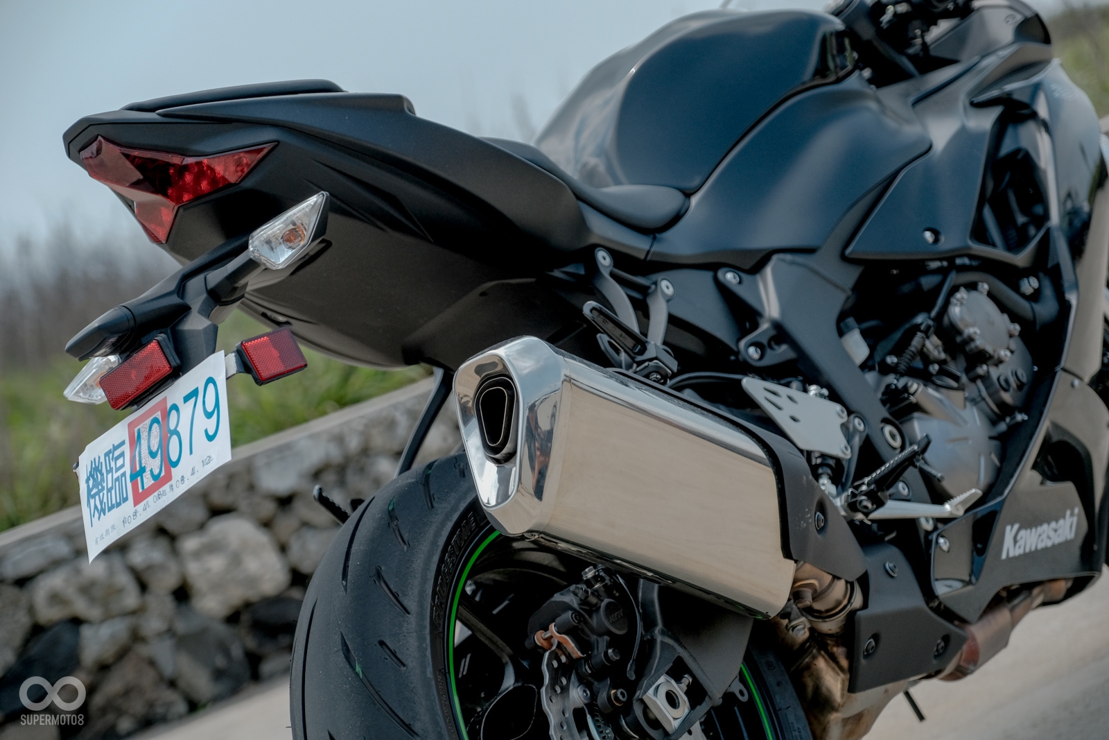 尾燈同樣與Ninja400類似，頭、尾燈皆為LED光源，唯獨方向燈依舊採用傳統燈泡