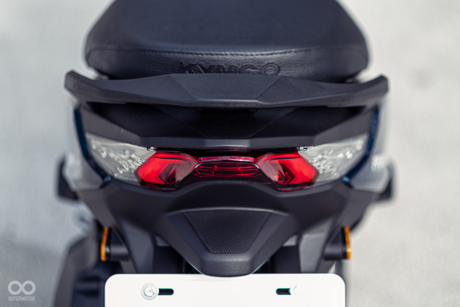 回力鏢造型的尾燈，方向燈組也結合在內，燈具都採用LED設計