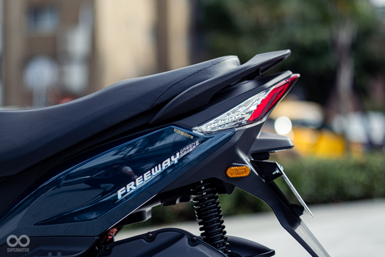 上翹的車尾側殼上貼有GREEN POWER II貼紙