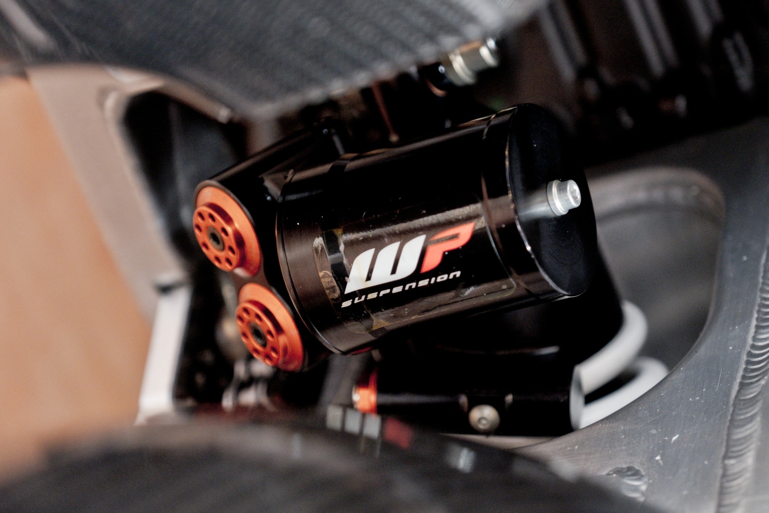 除了Ohlins之外，WP也是比賽常使用的避震廠牌之一