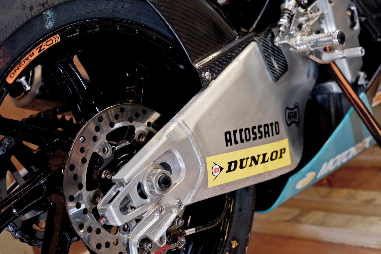 搖臂也有長、短兩種選擇，而這輛車還處於瓦輪西亞站的設定，因此是長搖臂的配置