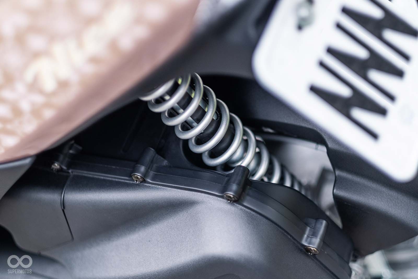 後懸吊採用單槍後避震