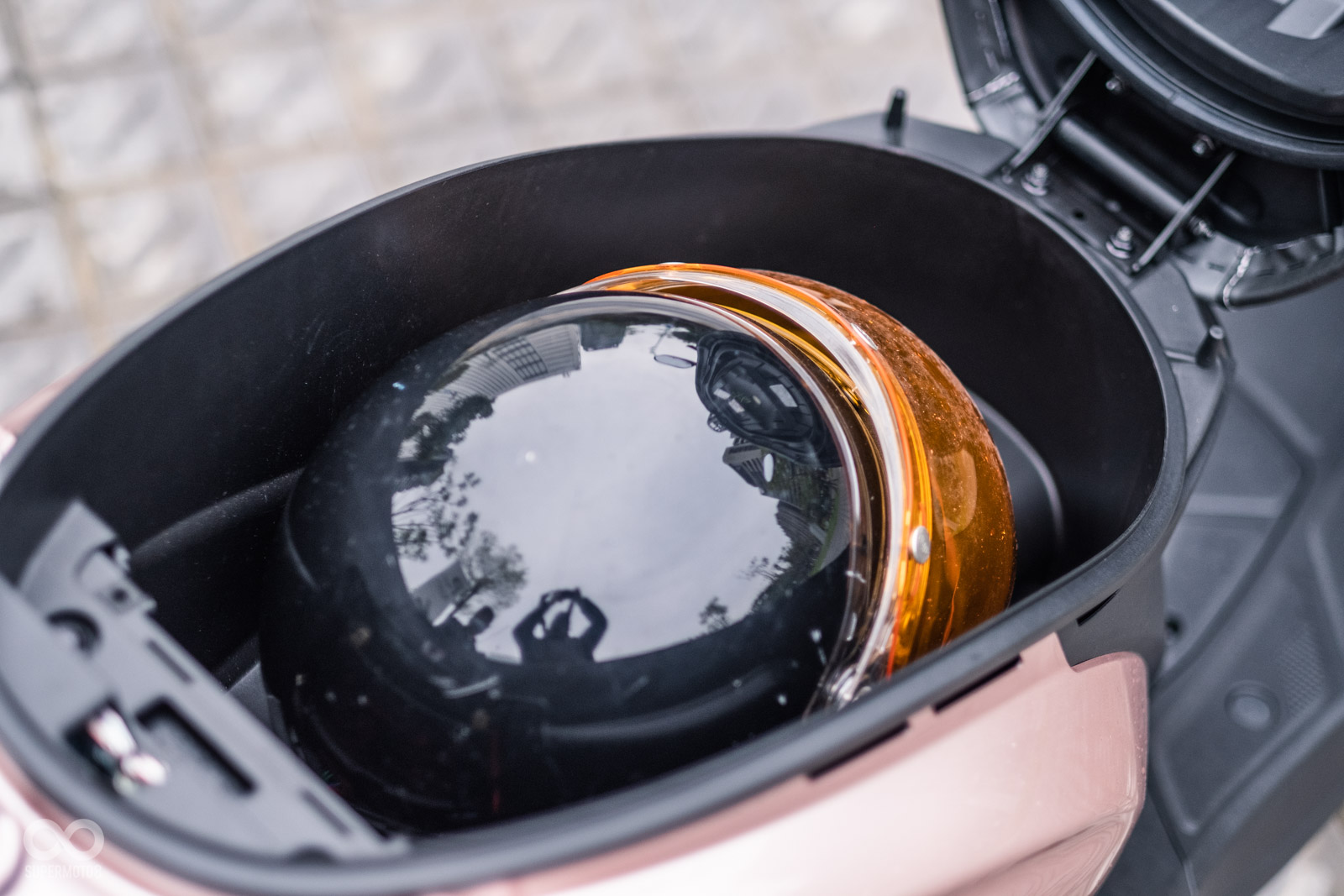 車廂空間能收納一頂3/4安全帽