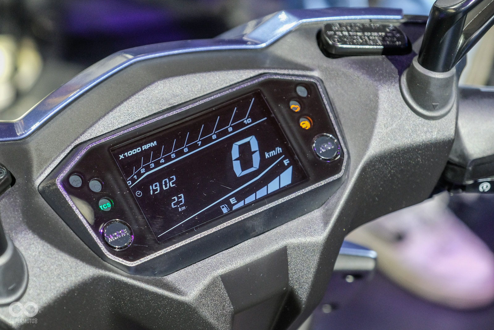 儀表升級為4.5吋高反差液晶螢幕，左手邊有TCS燈號