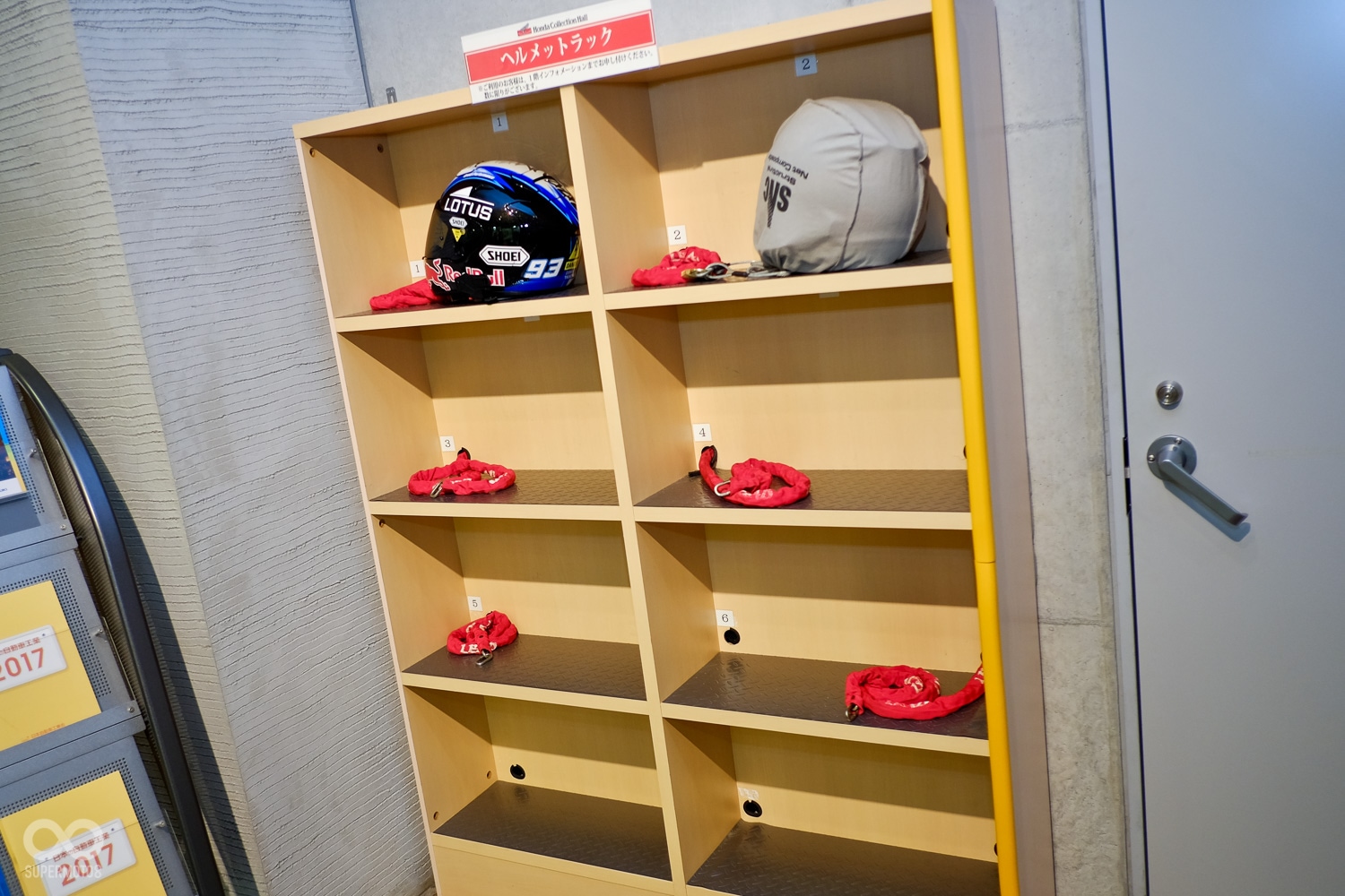 此置物櫃為供騎車前來的民眾寄放安全帽，相當貼心