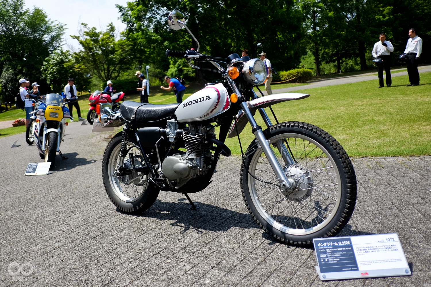 本次共有四台車被牽出來發動行駛，結束後會像這樣擺放在現場，供民眾近距離觀賞