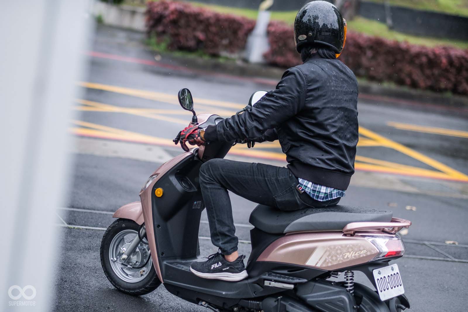 對身高較高的騎士來說,握把和膝蓋的距離較近,低速轉彎時需要特別注意