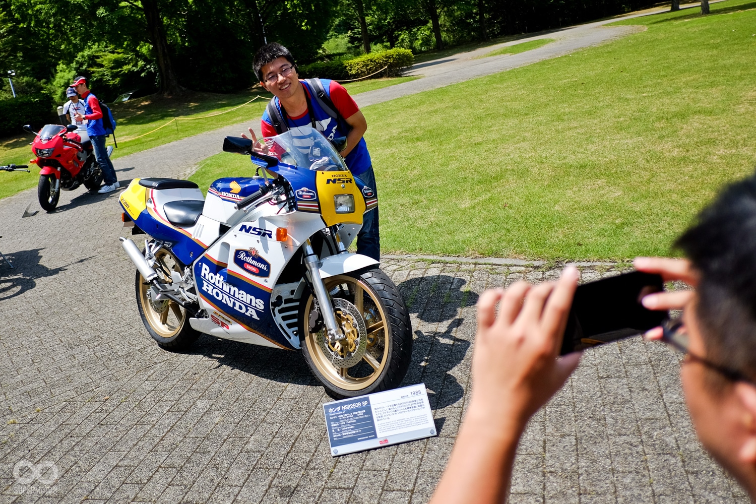 這次保養的四台車中竟有超絕美的NSR250 Rothmans (MC21)!看保養人員騎著這輛出現在電影烈火戰車中的經典車行走,空氣裡充滿了高亢排氣聲及特殊二行程氣味,過足乾癮啊