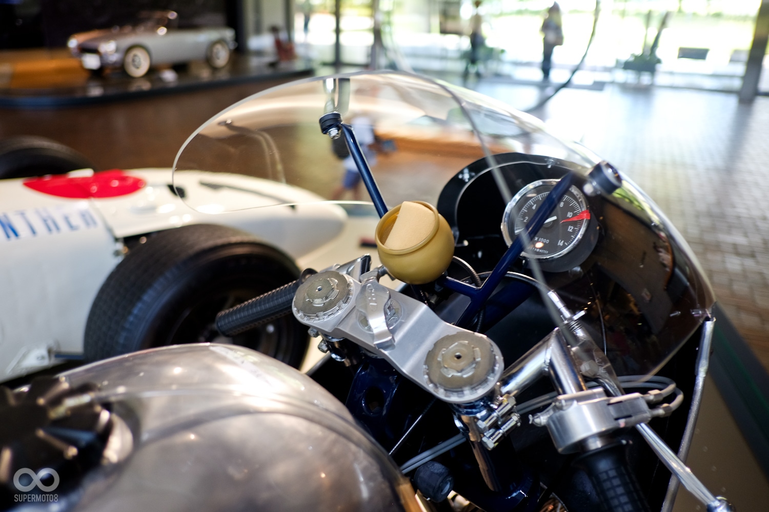 把手前方的杯狀物裡面裝著一塊海綿，作用是甚麼呢？原來是讓車手將海綿沾溼後擦拭護目鏡用的