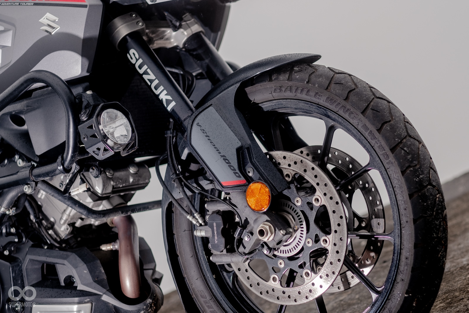 前輪部分採用了43mm倒立式前叉,搭配四活塞輻射卡鉗,310mm雙浮動碟