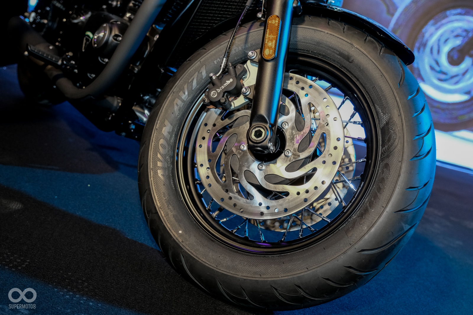 前16吋鋼絲框配上130/90 B16的胎皮，是改裝風格中常見的胖胖胎配置