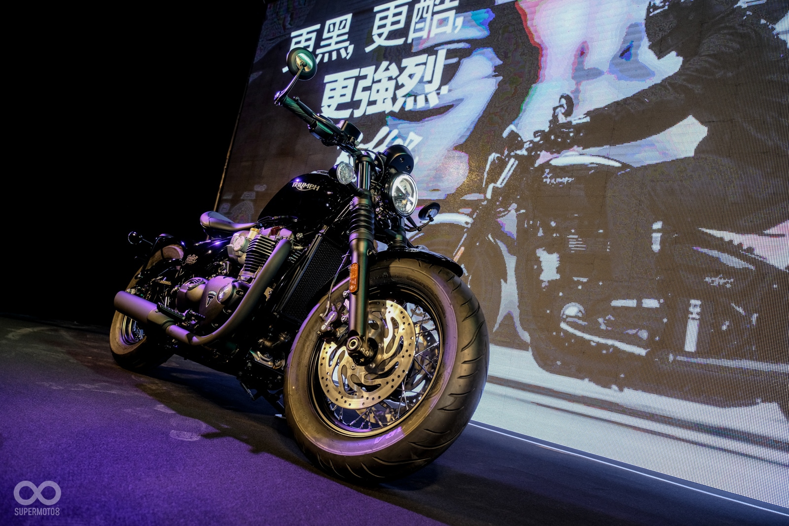 Triumph Bonneville Bobber Black，全車黑化的質感相當霸氣