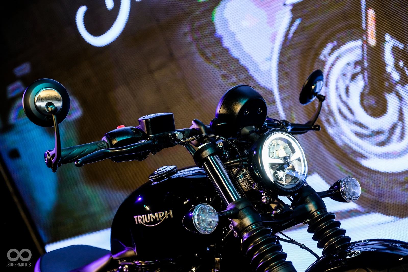 把手末端有端子後照鏡，呈現出十足的美式機車風格