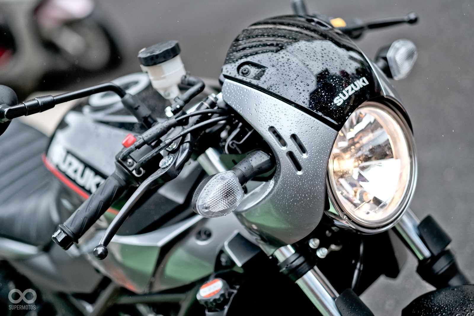 大圓燈、子彈型頭罩的車頭視覺，真的是讓復古控相當的難以抗拒