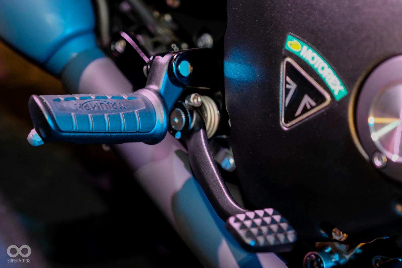 腳踏設定相當休閒取向，同樣以黑色烤漆處理