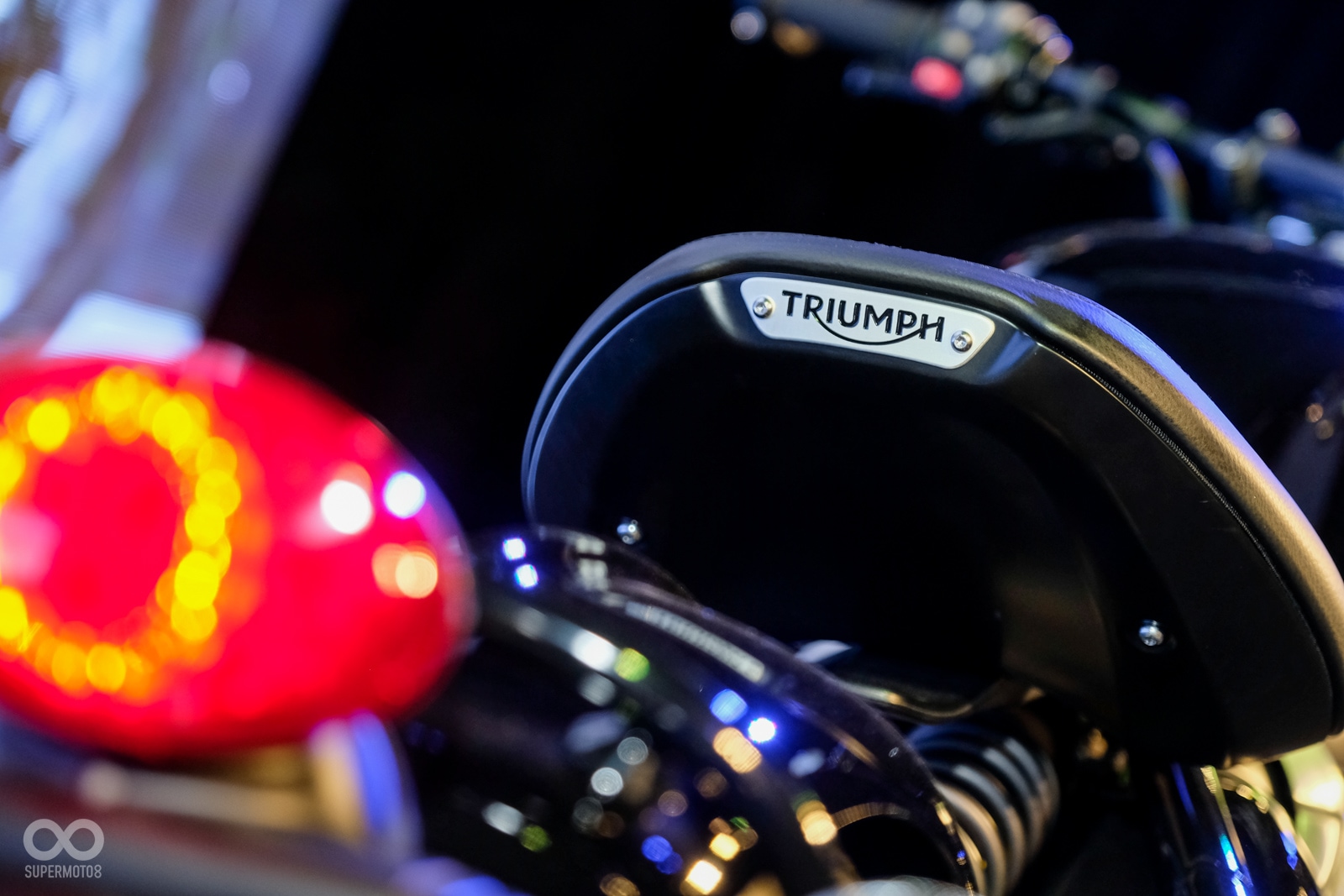 油箱蓋上有精緻的雕刻字樣；坐墊後方也有TRIUMPH的金屬銘牌