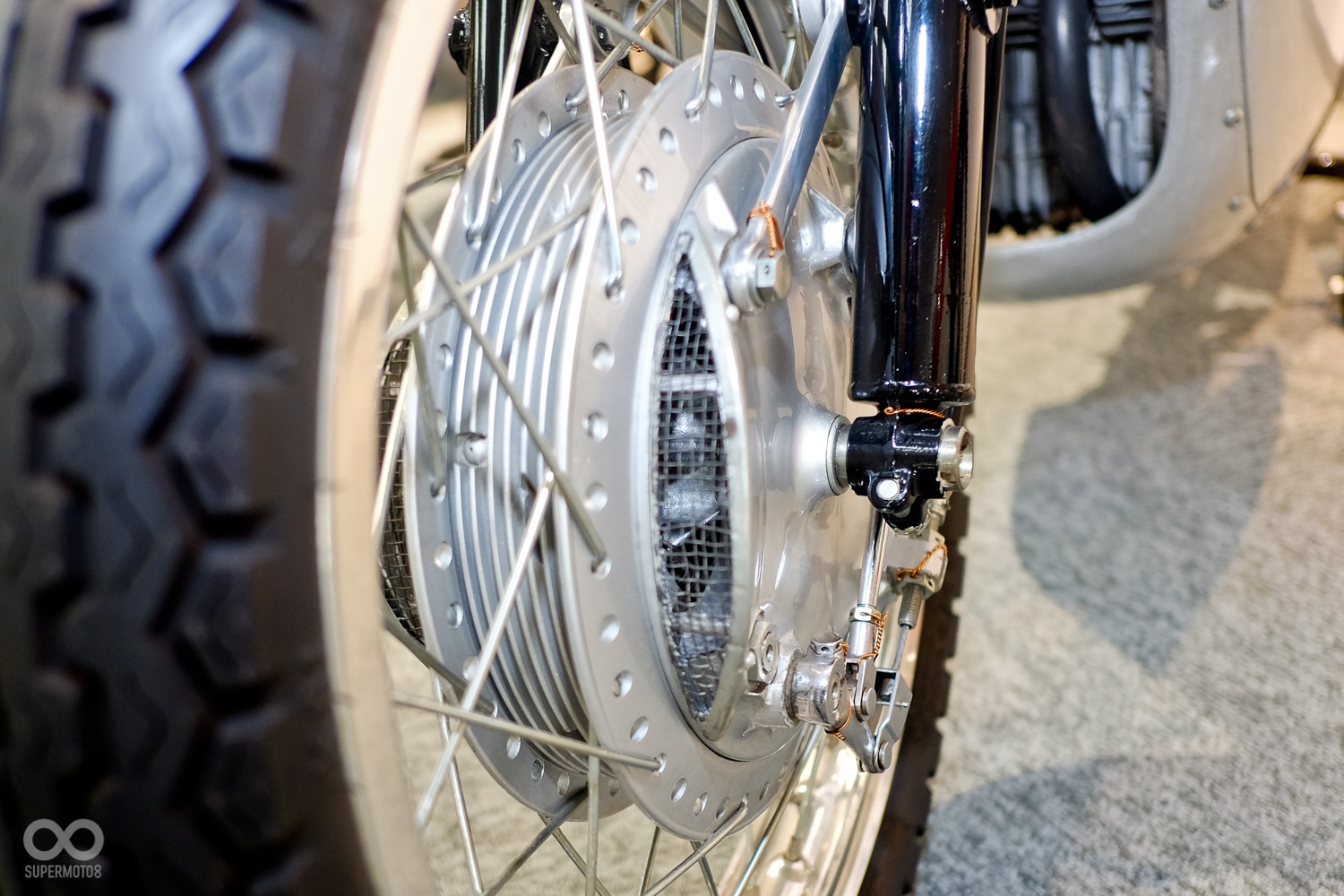 後來才演進到股煞，並設有撞風口冷卻