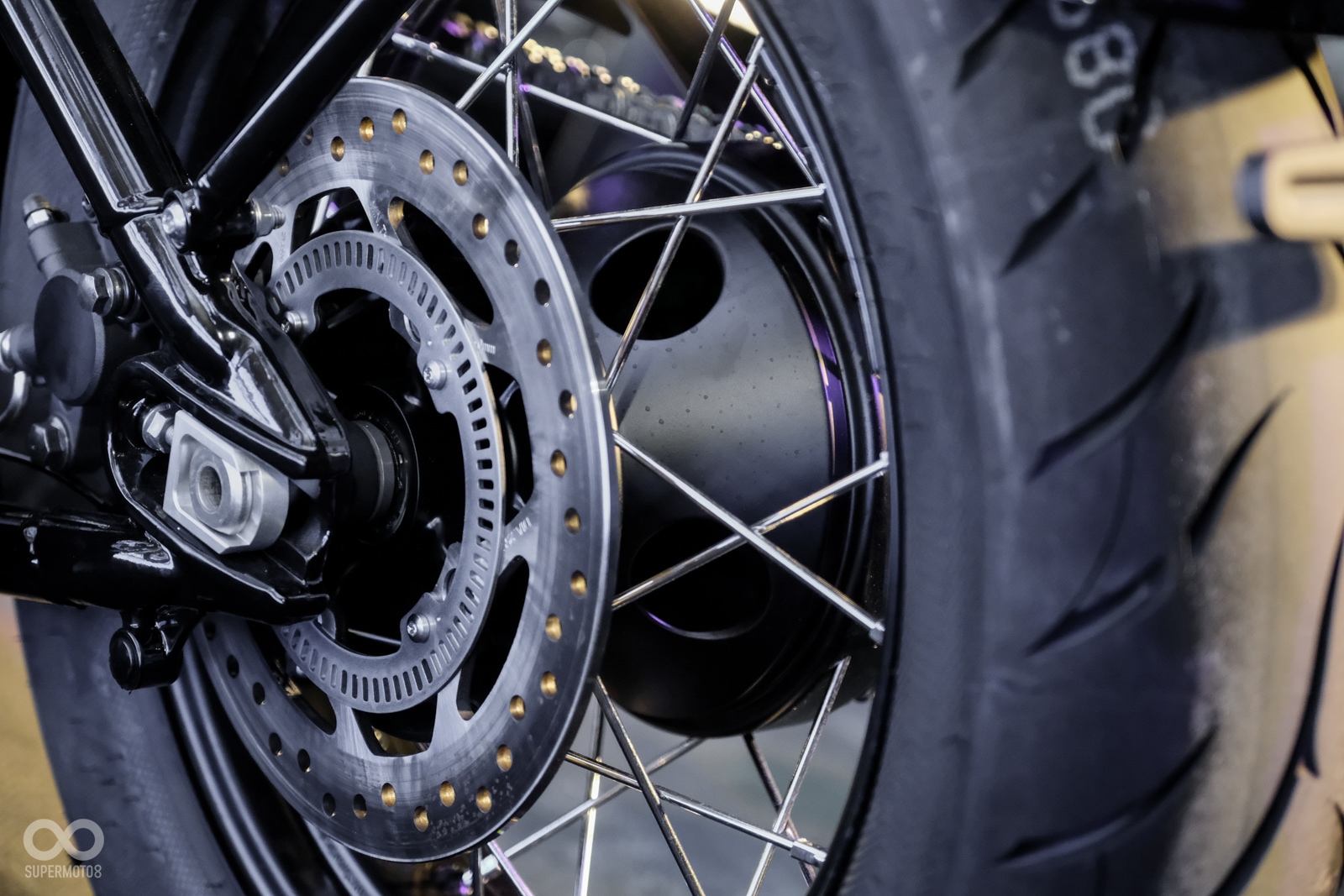 後輪採用NISSIN單活塞卡鉗配上255 mm 碟盤，但內部依舊有類似鼓煞的造型