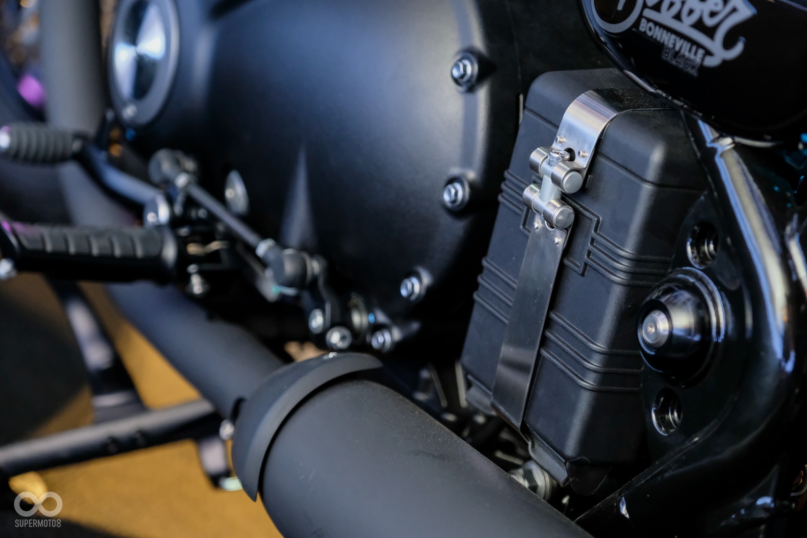 電池外蓋有著鋁合金飾條點綴