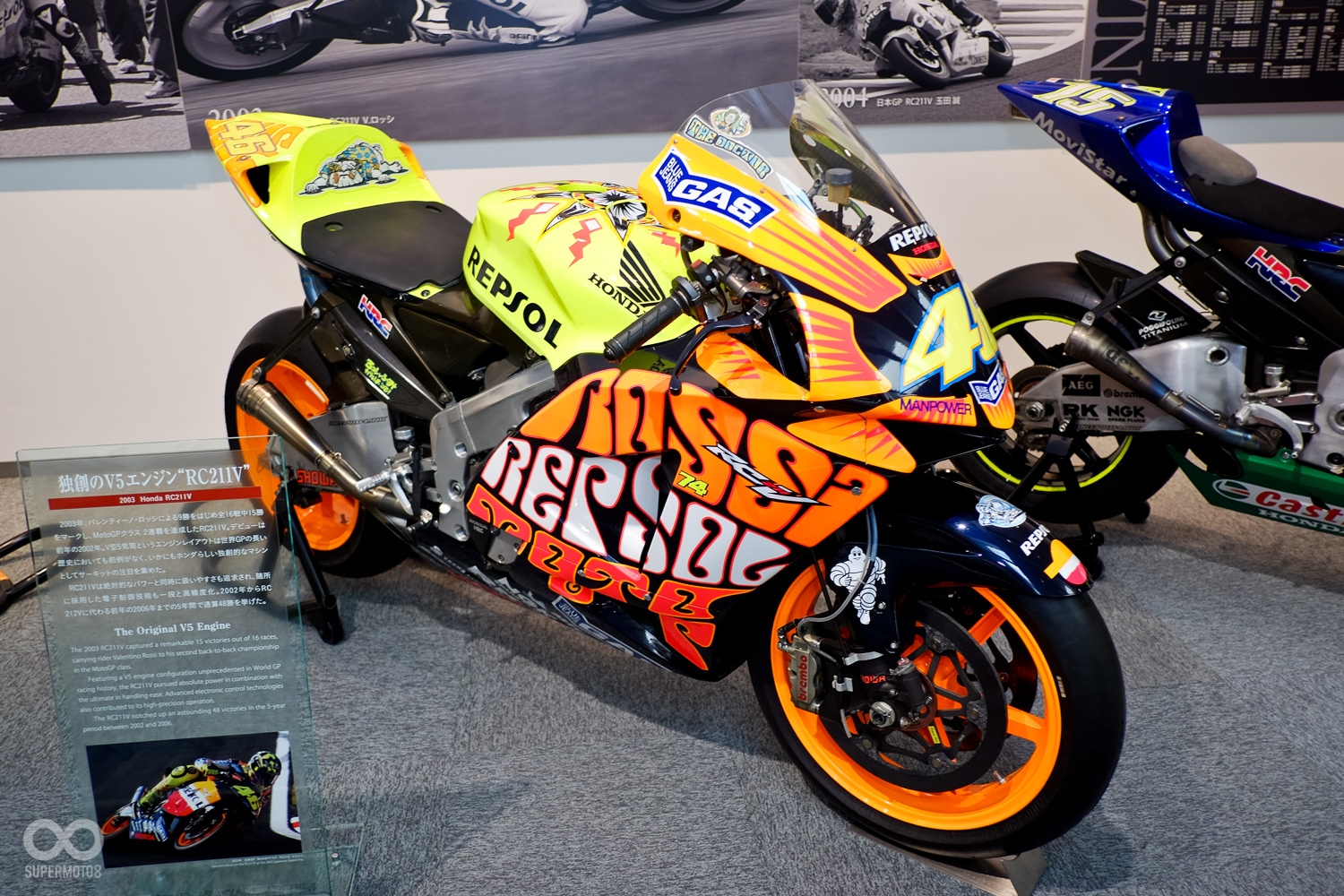 年輕的車迷可能不曉得Rossi 在HONDA 車隊待過一段時間，這個在2003短暫出現的扶桑花字樣也曾掀起一股熱潮