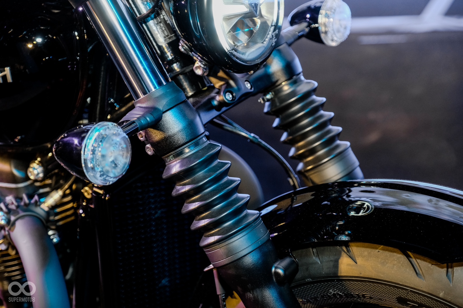 為了讓車輛增添幾分戰鬥氣息，前Brembo雙碟加上47mm正叉瞬間讓車輛前端飽滿不少