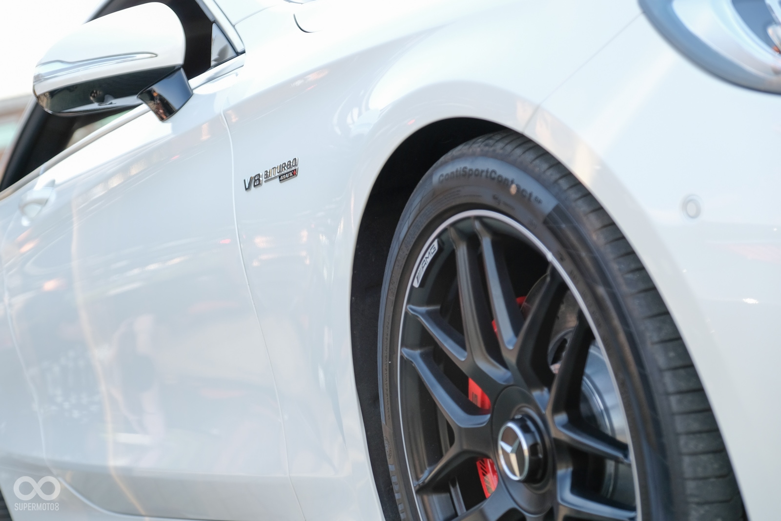 車側顯眼的V8 BITURBO 4MATIC+,代表在路上可不要輕易挑釁這頭猛獸