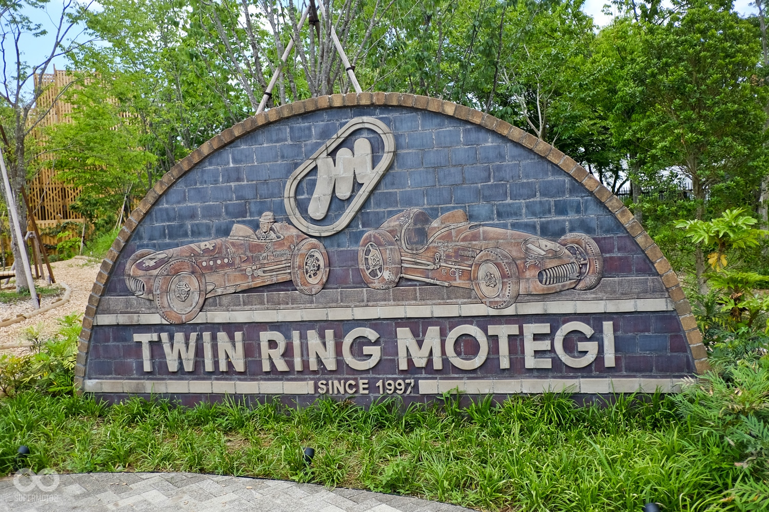 看到驗明正身的賽車場招牌當然要拍一下