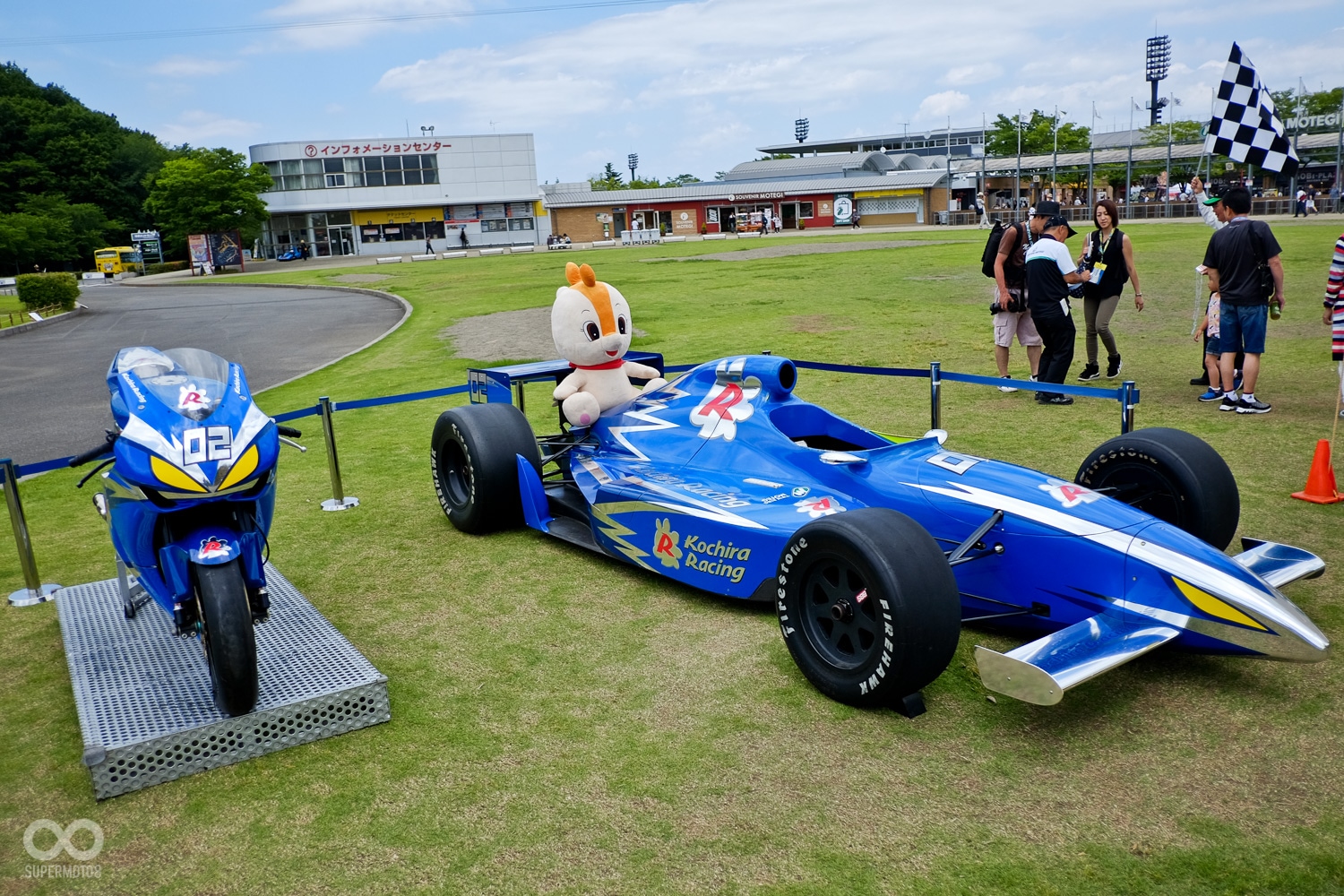 還沒真正進到賽車場就看到以卡通人物為主題的賽車，車上印的KOCHIRA RACING 是為了吸引小朋友對賽車興趣而生的品牌