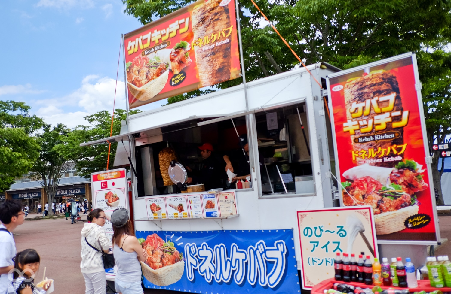 賽道內有眾多餐飲小店,口味還不差喔