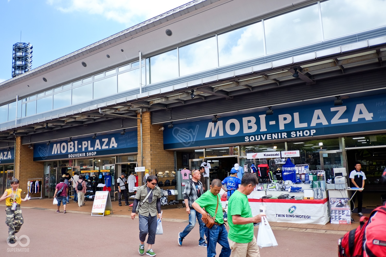 大會的紀念品店,本次團員一看到這種店面就是直接衝進去,因為非常好買