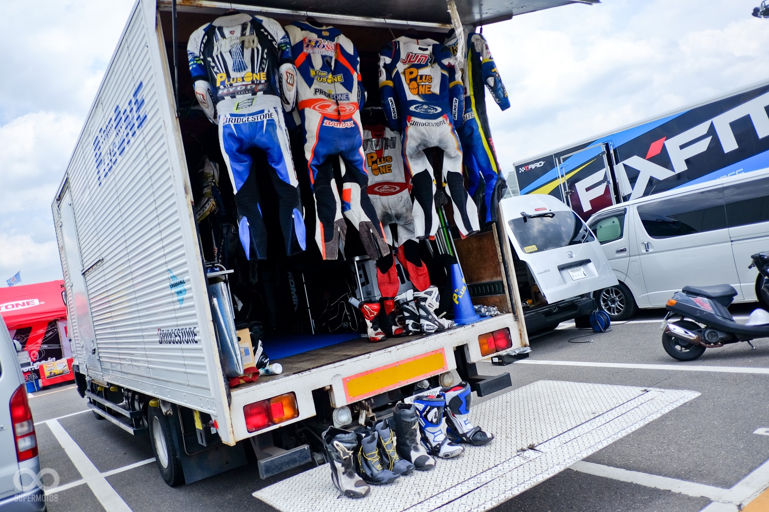 大鵬灣或台灣大賽車似乎還沒辦法看見車隊專屬貨櫃，在日本可是有不少人以賽車為業