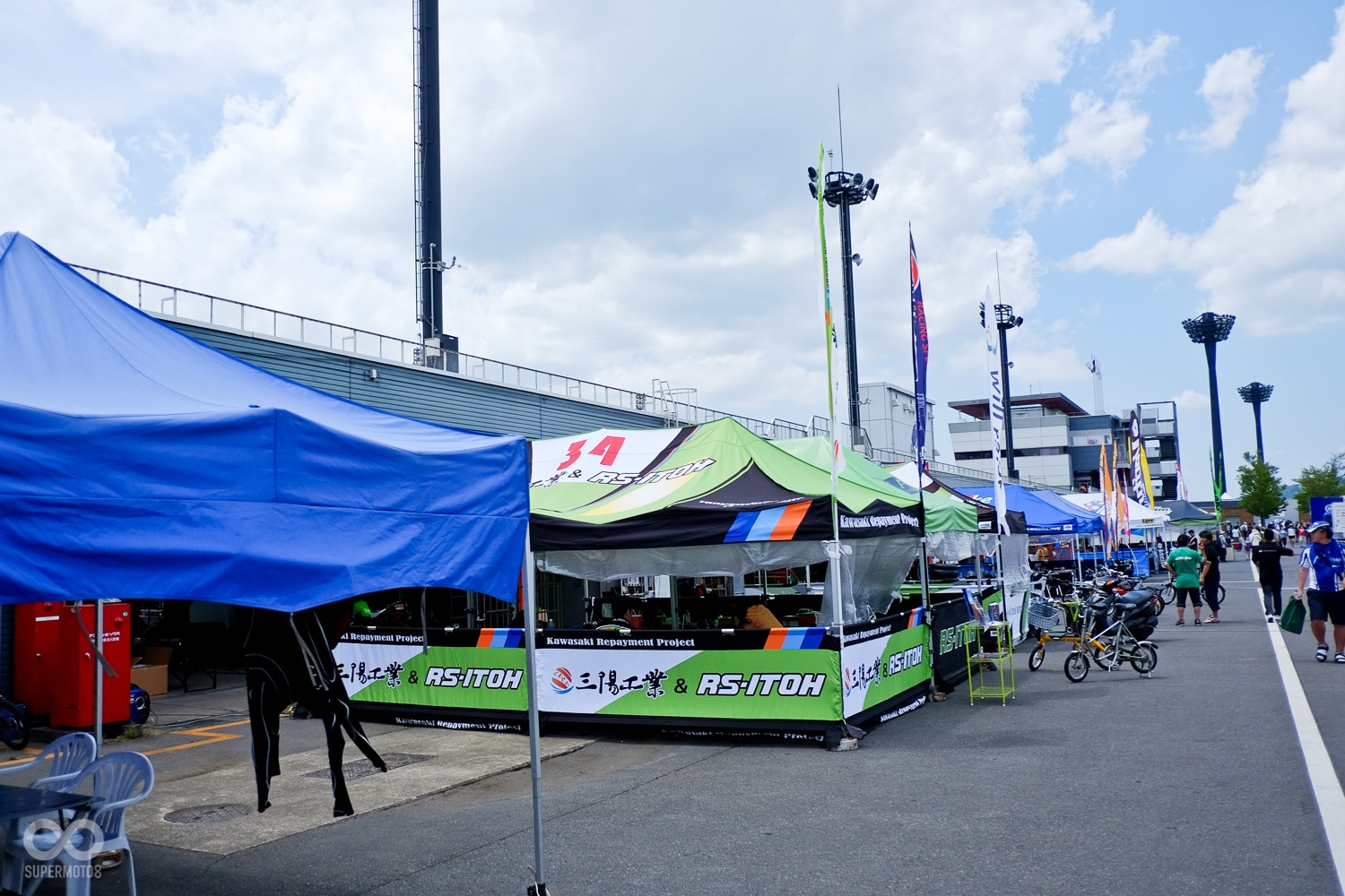 車庫後方為車隊工作人員的休息區，另外一頭有幾乎爆滿的民眾，等著與車手合影留念