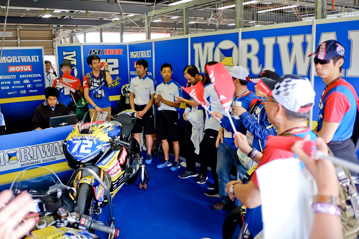 終於見到本人，不知他們倆有沒有被我們的龐大陣仗嚇一跳？