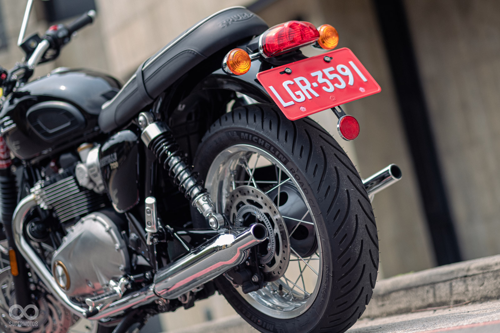 KYB的後雙槍避震器