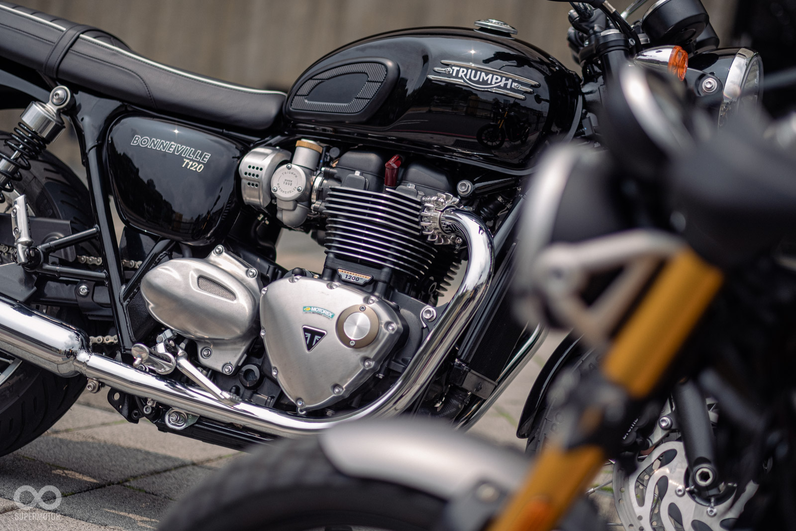 1200c.c.水冷並列雙缸引擎，擁有80PS馬力和105Nm扭力