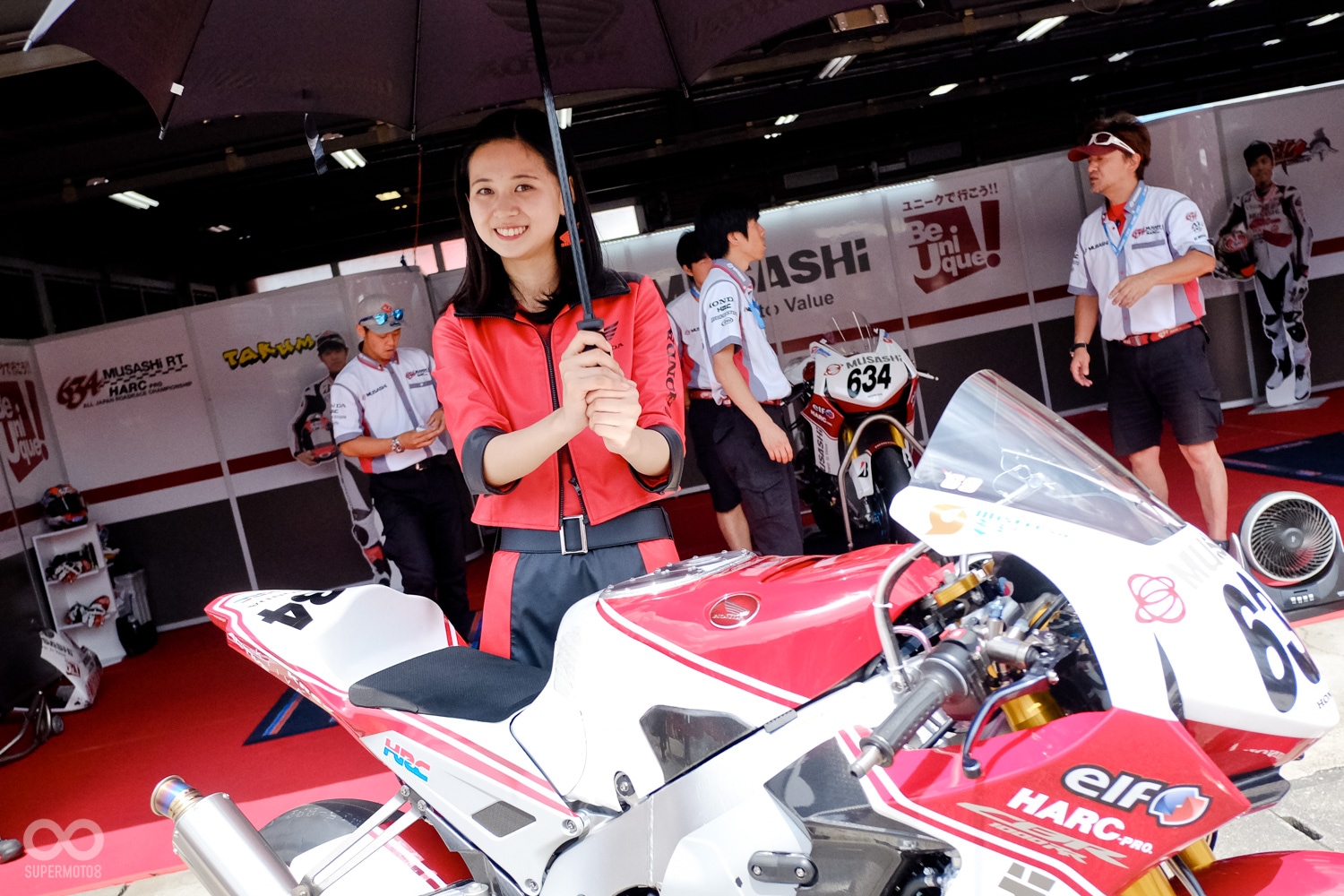 拍SG的同時我們身邊也圍了不少攝影師，每位女郎都非常敬業，會望向你的鏡頭微笑