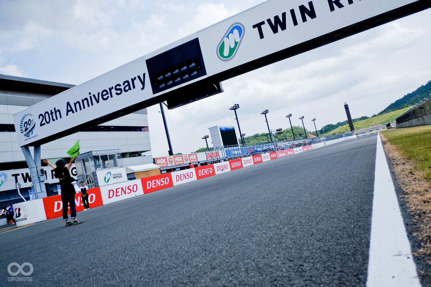 離開熱鬧群眾，還能走到賽道上照相，世界級場地的路面品質真是令人讚嘆