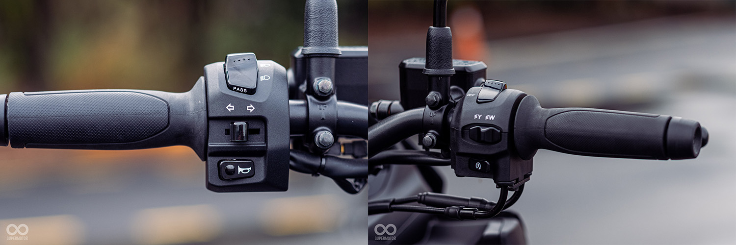 左手開關有遠近燈、方向燈和喇叭；右手開關有引擎開關、可變色溫頭燈開關和啟動按鈕