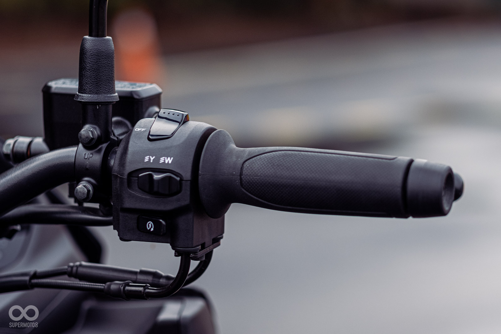 透握右手握把開關能切換兩種色溫的頭燈