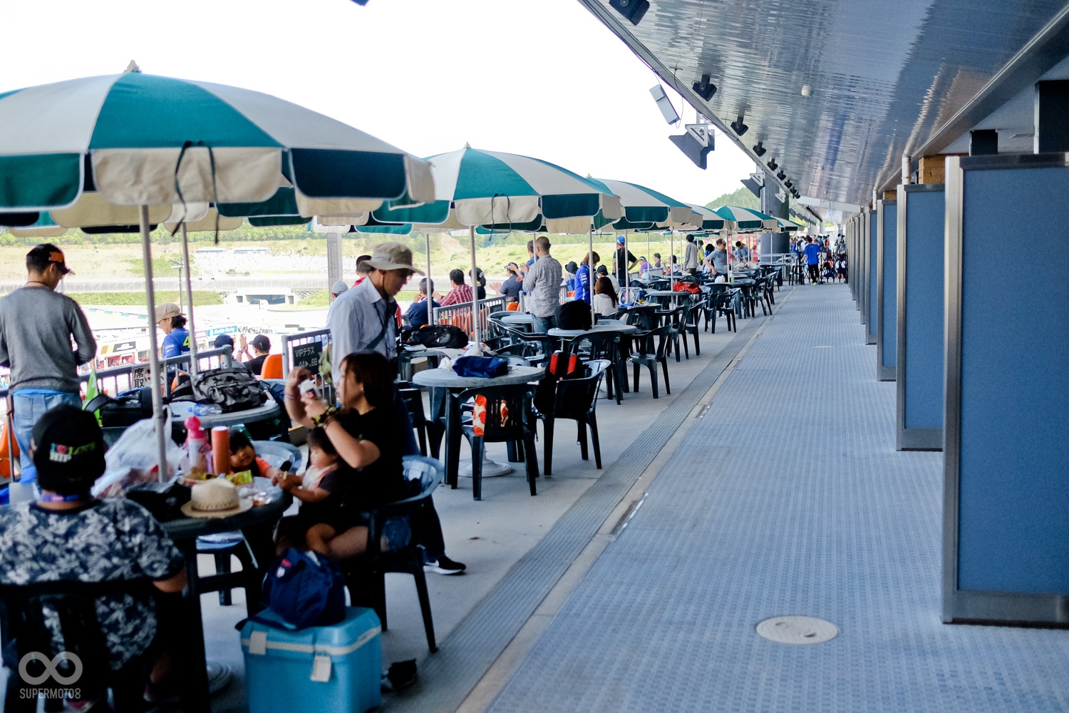 座位區後方還有多人用桌椅，邊吃邊看比賽多舒服